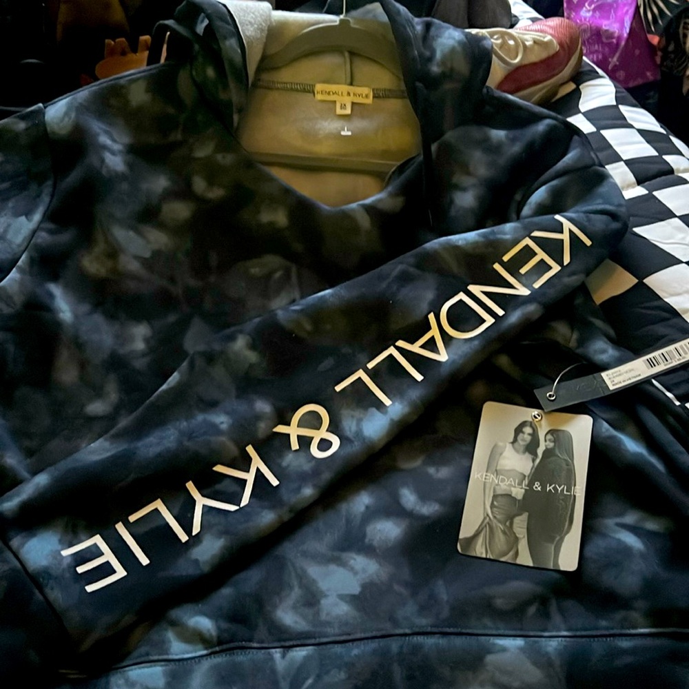 Ladies Kendall & Kylie sweatshirt 100% polyester
24 PTP;sleeve 26Length 23 1/2